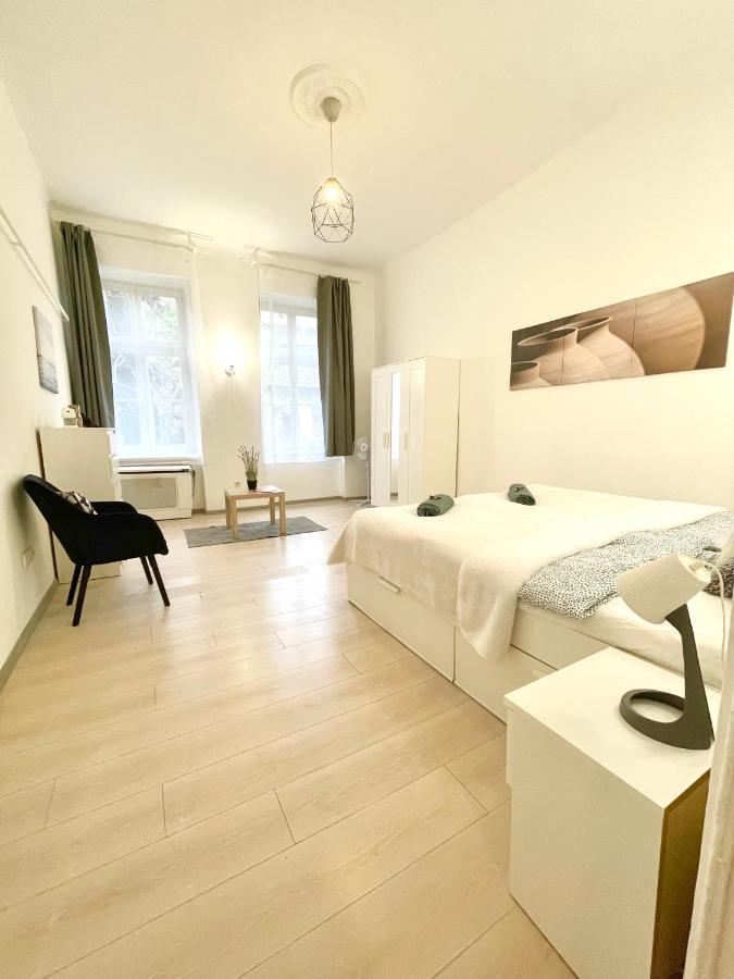 White Apartment Near The Famous New York Cafe Budapest Eksteriør billede