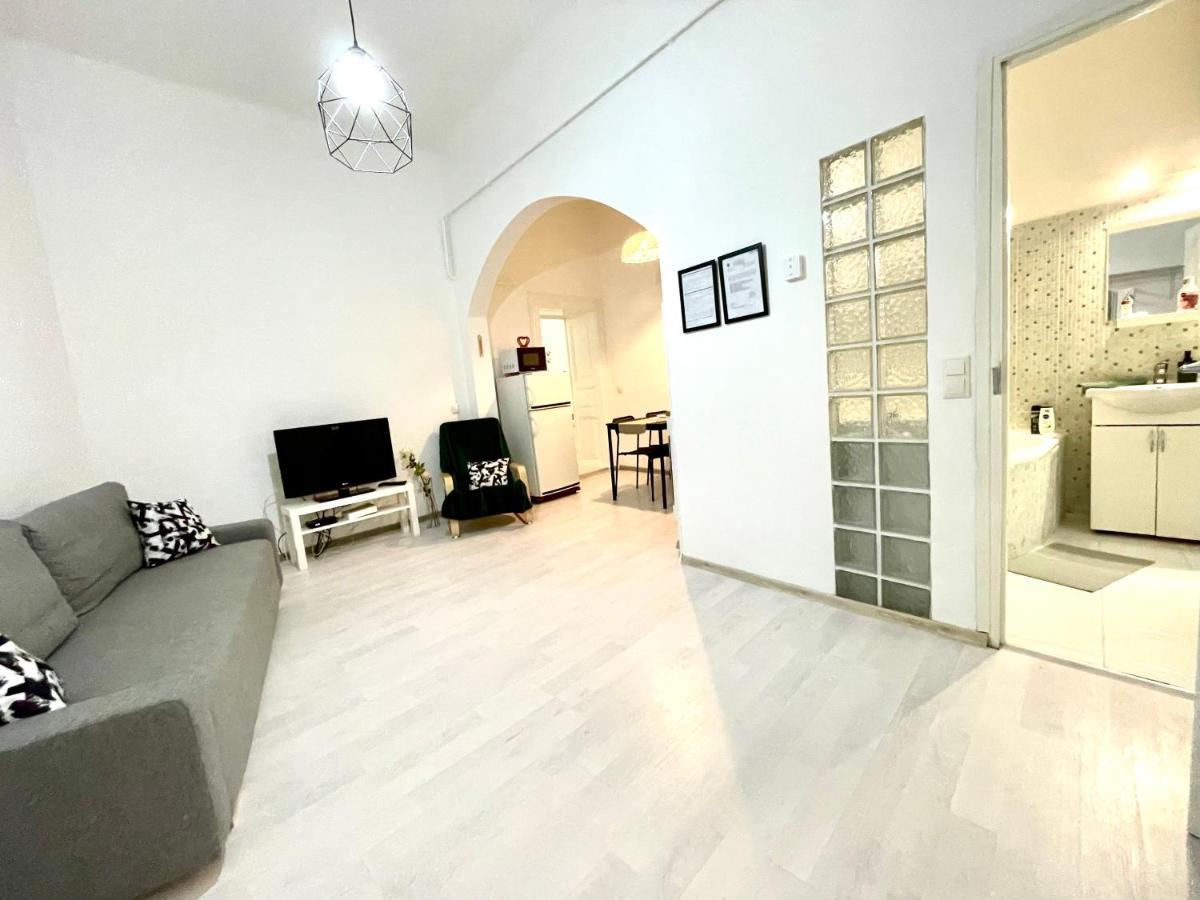 White Apartment Near The Famous New York Cafe Budapest Eksteriør billede