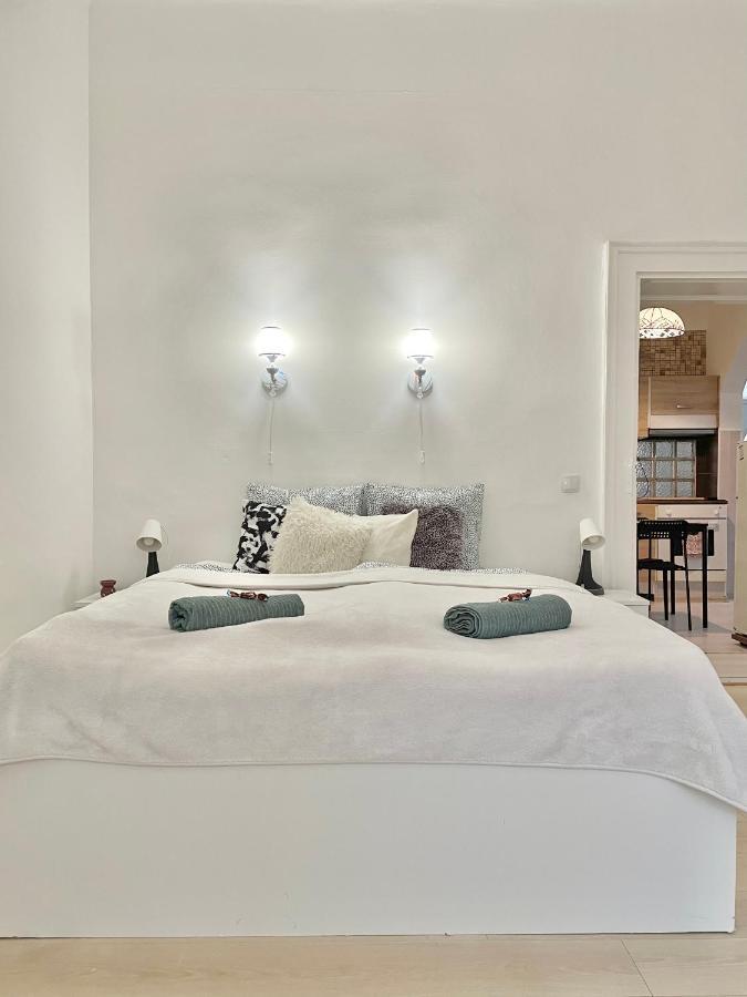 White Apartment Near The Famous New York Cafe Budapest Eksteriør billede